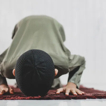 صورة طفل يصلي