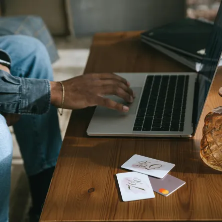 خطوات حماية بطاقتك البنكية من الاختراق عبر الإنترنت - الصورة من pexels by ivan samkov