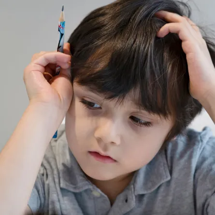 صورة طفل يفكر