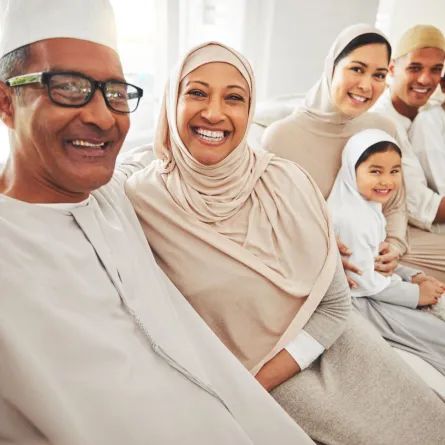 عائلة مسلمة مع الأطفال