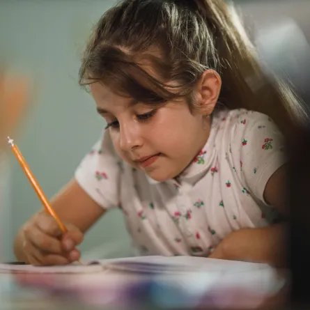 صورة طفلة تدرس