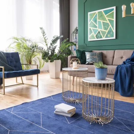 ديكور ملون في غرفة المعيشة المنزلية