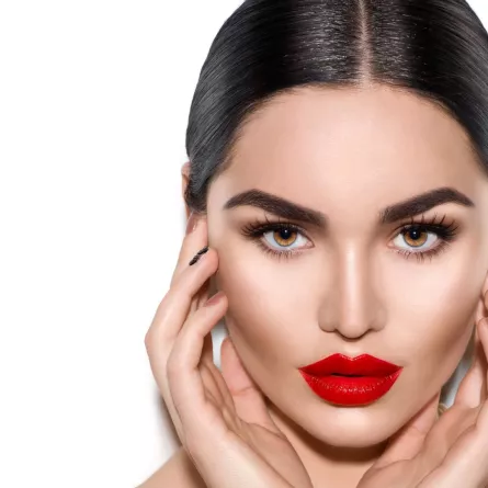 مكياج كلاسيكي جذاب موضة ربيع 2024