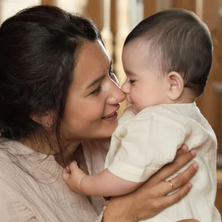 صورة أم تحمل مولودها