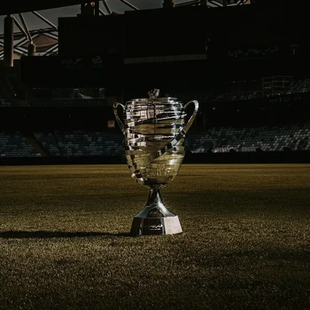 الكشف عن التصميم الجديد لـ  كأس رئيس الدولة الإماراتي - الصورة من حساب اتحاد الإمارات لكرة القدم على إكس