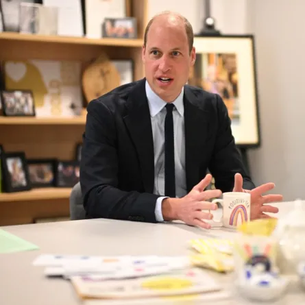 الأمير ويليام خلال زيارة إلى مدرسة سانت مايكل بكنيسة إنجلترا الثانوية في رولي ريجيس بوسط إنجلترا (Prince William during a visit to St. Michael's Church of England High School in Rowley Regis, central England). مصدر الصورة: Oli SCARFF / POOL / AFP