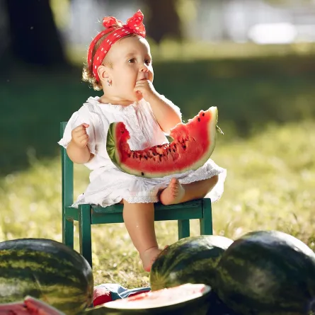 طفلة تتناول البطيخ 