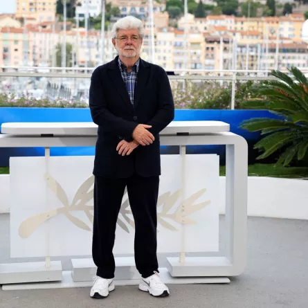 جورج لوكاس في الدورة السابعة والسبعين لمهرجان كان السينمائي في مدينة كان جنوب فرنسا (George Lucas at the 77th edition of the Cannes Film Festival in Cannes, southern France). مصدر الصورة: Valery HACHE / AFP