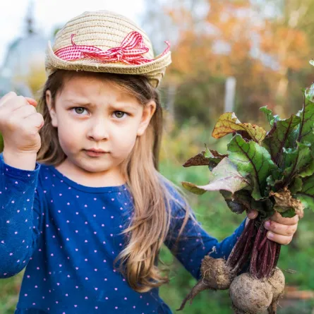 صورة لطفلة تتناول عصير الشمندر