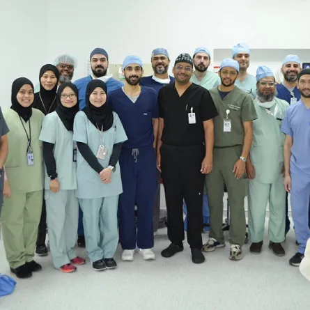 تغيير مفصل ركبة بالروبوت والذكاء الاصطناعي - الصورة من حساب إمارة منطقة المدينة المنورة على إكس