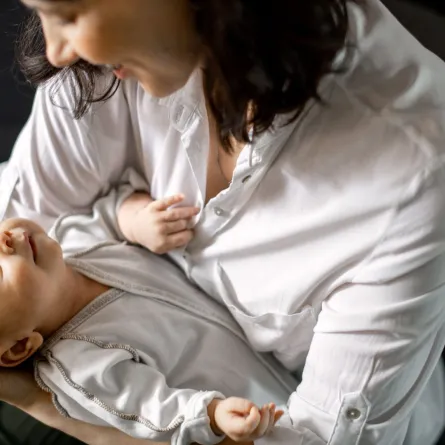 صورة أم وطفلها