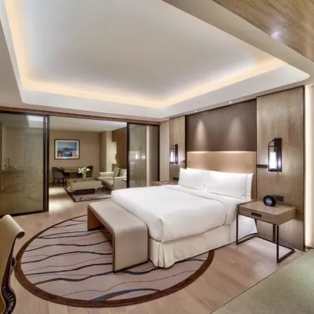 غرفة فخمة في فندق كونراد مانيلا 