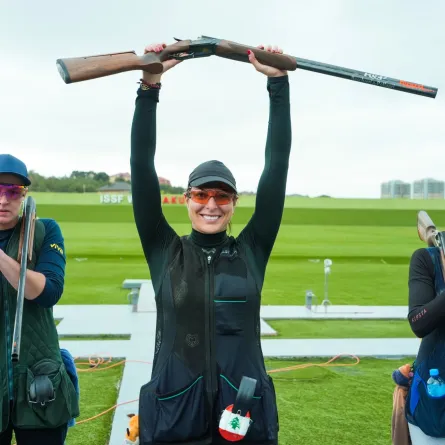 راي باسيل تحصد الذهبية في كأس العالم للرماية بباكو – الصورة من حساب الاتحاد الدولي للرماية ISSF على منصة إكس 