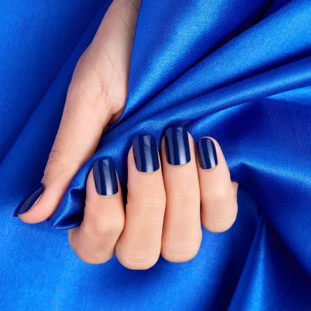 طلاء أظافر باللون الأزرق الداكن موضة ربيع وصيف 2024 اختاريه بدرجات مختلفة
