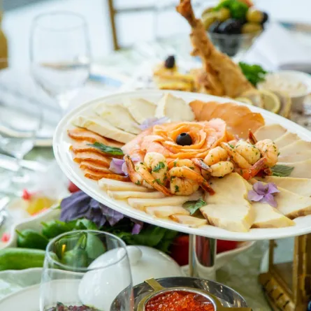 مطعم بجوار البحر