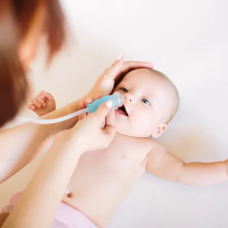 طرق آمنة وسهلة لكيفية تنظيف أنف الرضيع