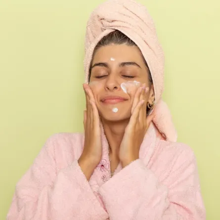 من المهم عدم فرك البشرة بقوة أثناء تنظيفها- (مصدر الصورة: موقع freepik)