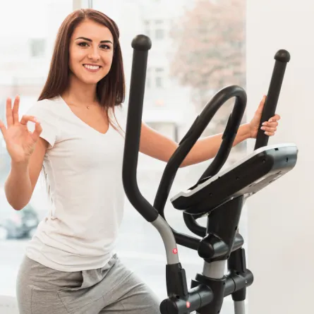 امرأة تمارس رياضة على الدراجة الثابتة