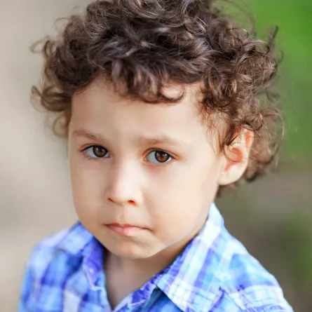 صورة طفل كثير العبوس