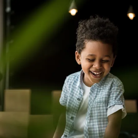 صورة طفل يشعر بالسعادة