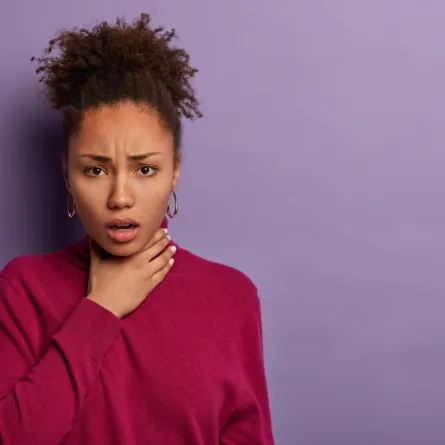 امرأة تشعر بالاختناق