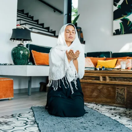 تفسير حلم شخص اعرفه يصلي