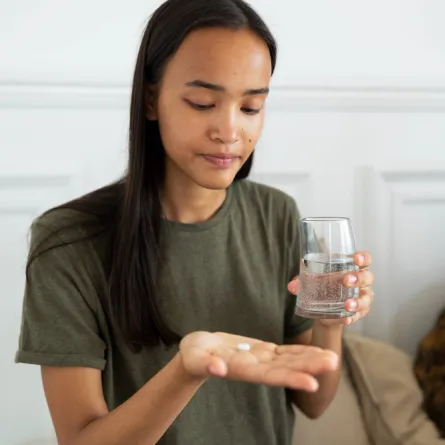 امرأة تتناول دواء مضاداً للحساسية 