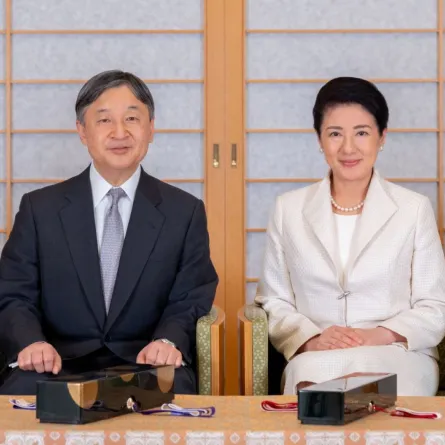 الإمبراطور ناروهيتو والإمبراطورة ماساكو في القصر الإمبراطوري في طوكيو (Emperor Naruhito and Empress Masako at the Imperial Palace in Tokyo Handout). مصدر الصورة: Imperial Household Agency / AFP