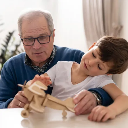 صورة لطفل يلعب مع جده