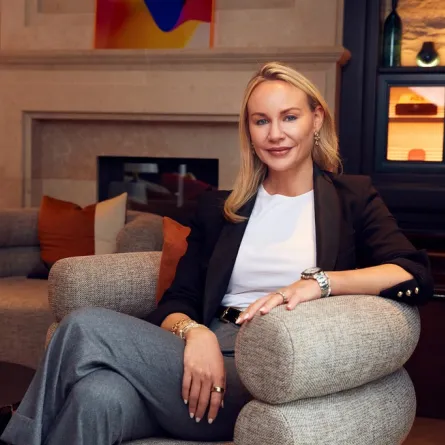 المصممة كيت إنستون 