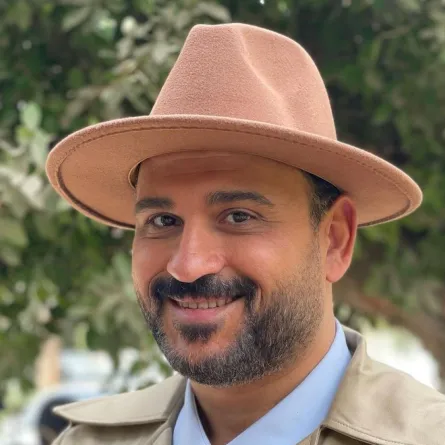 أكرم حسني -الصورة من صفحته الرسمية على إنستغرام