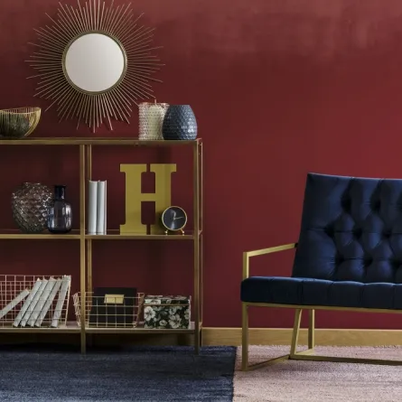 الأحمر البورجندي يميز جدران غرفة الجلوس