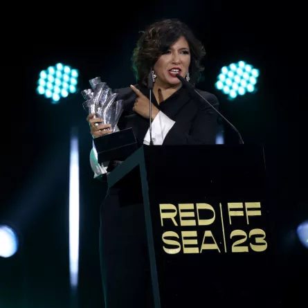 كوثر بن هنية مع جائزة أفضل فيلم وثائقي من مهرجان البحر الأحمر - الصورة من المركز الإعلامي للمهرجان