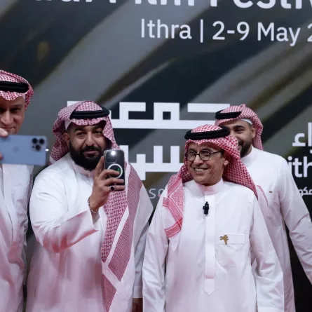 صور جماعية لنجوم حفل الافتتاح- تصوير عيسى الدبيسي