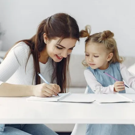 صورة لأم تذاكر مع طفلتها