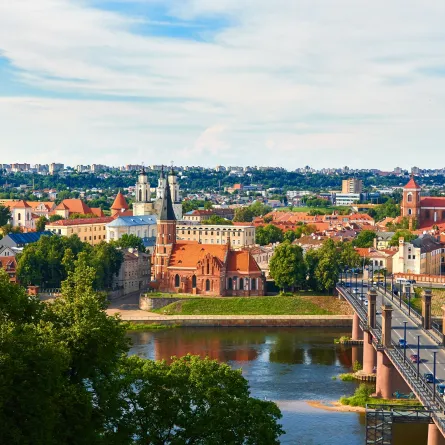 كاوناس تقع غرب فيلنيوس 