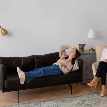 طبيبة نفسية تستمع لمريضتها