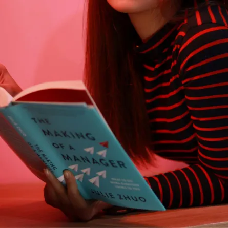 فتاة تقرأ كتاباً عن ريادة الأعمال