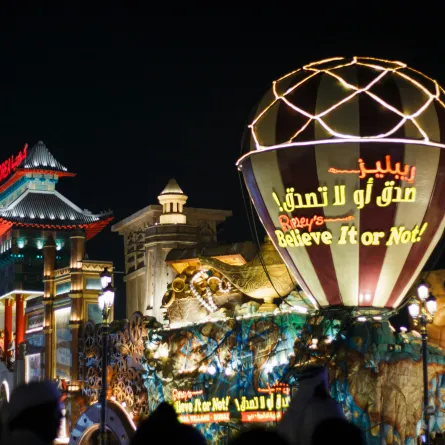 القرية العالمية في دبي. الصورة من موقع unsplash by yasara hansani