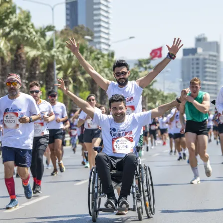 يتسابق المشاركون بالجري أو من خلال الكراسي المتحركة. الصورة من الحساب الرسمي لـWings for Life World Run