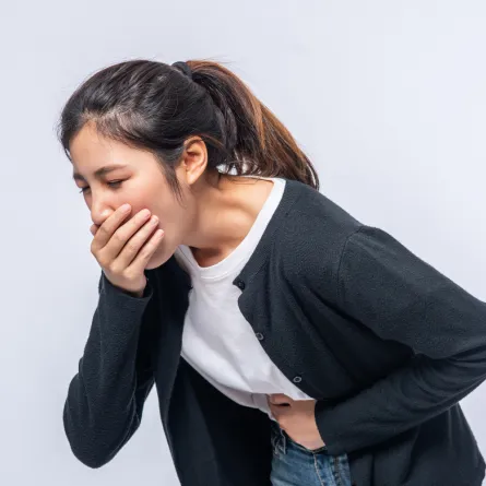 امرأة تشعر بالقيء بسبب التسمم