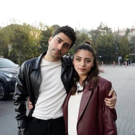 سيلا ترك ودوغوكان- مصدر الصورة الحساب الرسمي لمسلسل شراب التوت البري على انستغرام