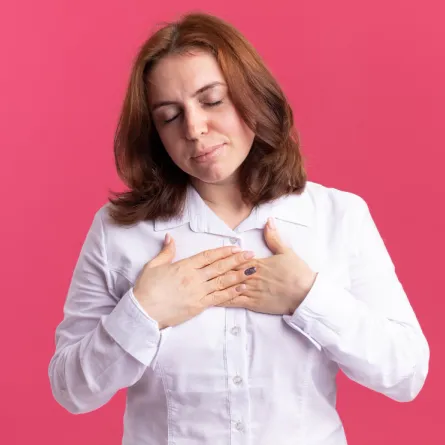 امرأة تشعر بألم في الصدر 