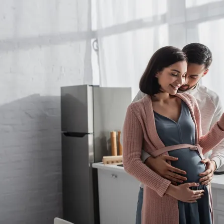 صورة لزوج سعيد بحمل زوجته