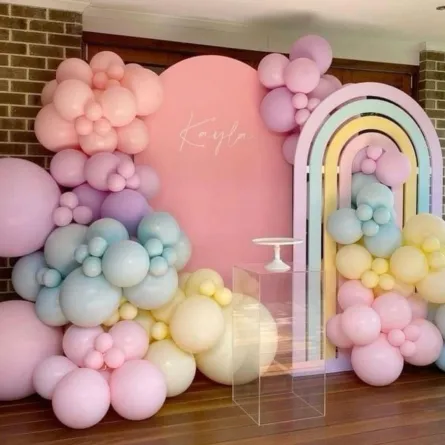 بالونات عديدة الألوان منسقة معًا