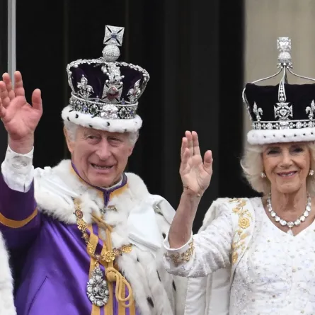 الملك تشارلز الثالث والملكة كاميلا من شرفة قصر باكنغهام في وسط لندن (King Charles III and Queen Camilla from the Buckingham Palace balcony in central London). مصدر الصورة: Marco BERTORELLO / AFP