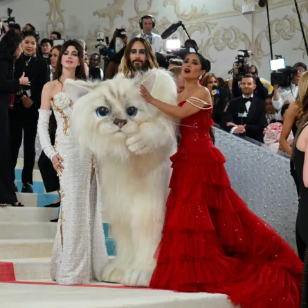 جاريد ليتو Jared Leto وسلمى حايكSalma Hayek وآن هاثواي Anne Hathaway في ميت غالا 2023 (مصدر الصورة:  ANGELA WEISS / AFP)