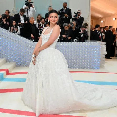 عليا بهات تصل لحضور حفل Met Gala لعام 2023 في متحف متروبوليتان للفنون في نيويورك (Alia Bhatt arrives for the 2023 Met Gala at the Metropolitan Museum of Art in New York). مصدر الصورة: ANGELA WEISS / AFP