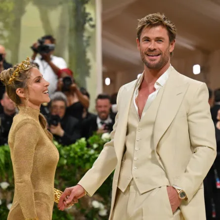 كريس هيمسوورث وزوجته إلسا باتاكي يصلان حفل ميت غالا لعام 2024 في متحف متروبوليتان للفنون في نيويورك (Chris Hemsworth and wife Elsa Pataky arrive for the 2024 Met Gala at the Metropolitan Museum of Art in New York). مصدر الصورة: Angela WEISS / AFP