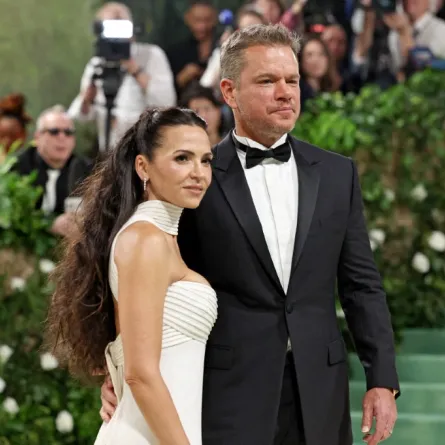 لوسيانا ديمون ومات ديمون يحضران حفل Met Gala لعام 2024 في متحف متروبوليتان للفنون في مدينة نيويورك (Luciana Damon and Matt Damon attend The 2024 Met Gala at The Metropolitan Museum of Art  in New York City). مصدر الصورة: Jamie McCarthy/Getty Images/AFP